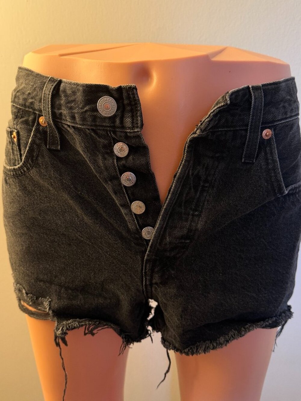 Women`s Levi`s 501 denim shorts with a high-rise cut - black,sire L
